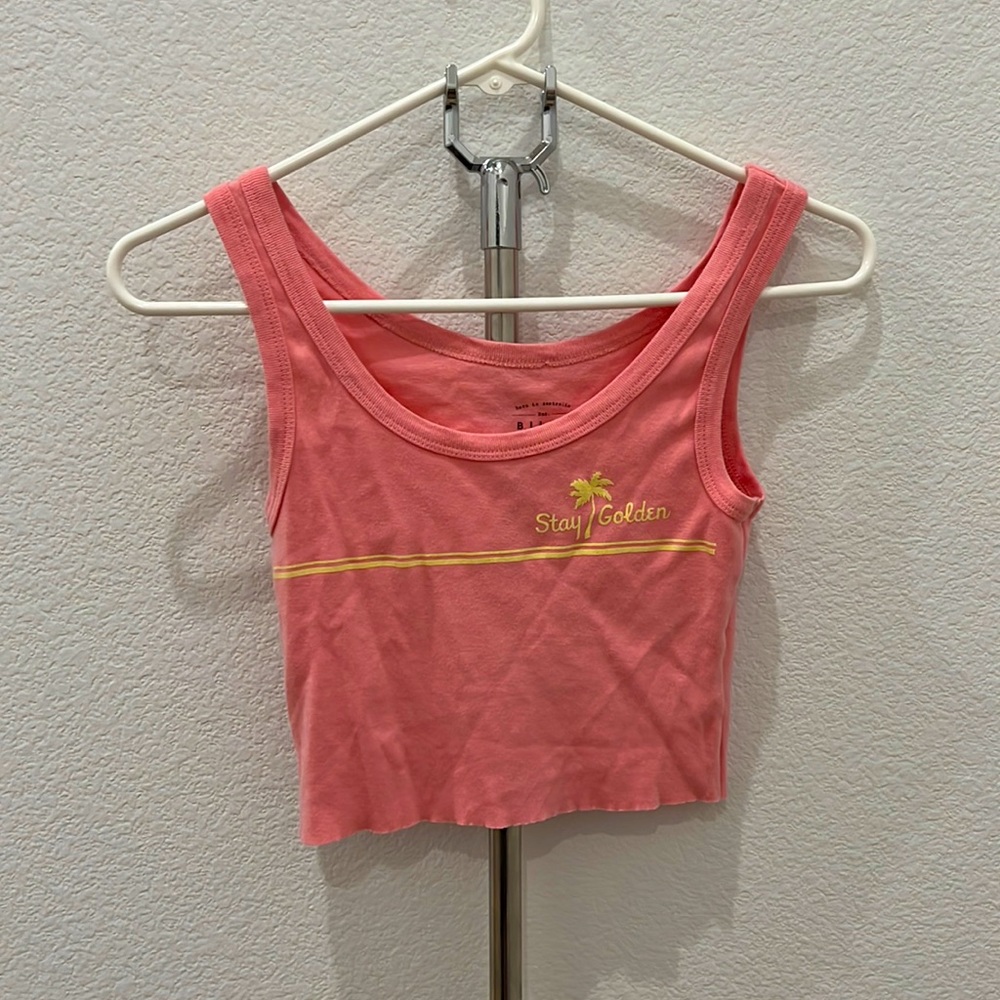 Pink tank cropped tank top. Super cute and lightly worn. Practically new!🤩😍